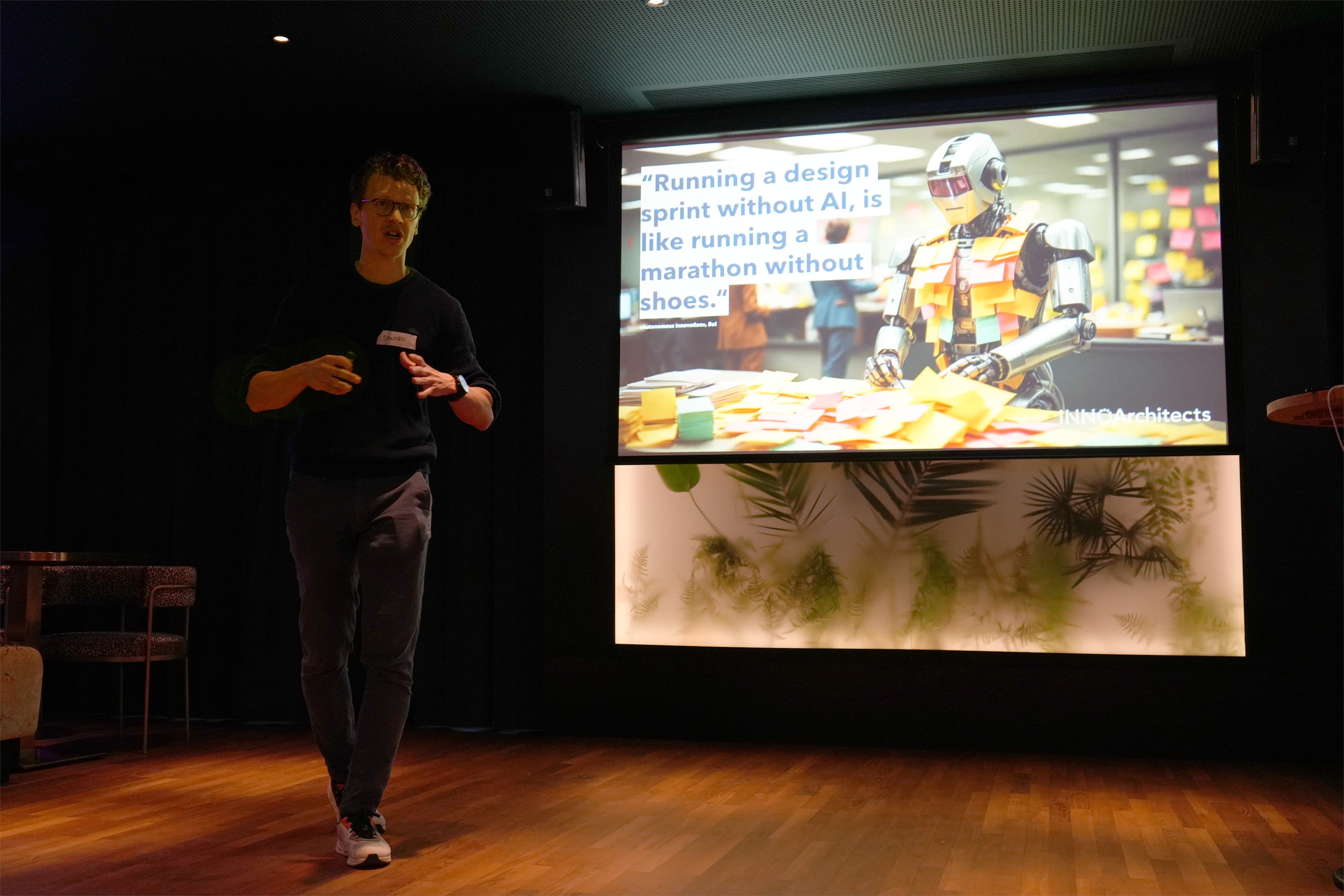 Sandro Felder im Austausch mit Teilnehmenden